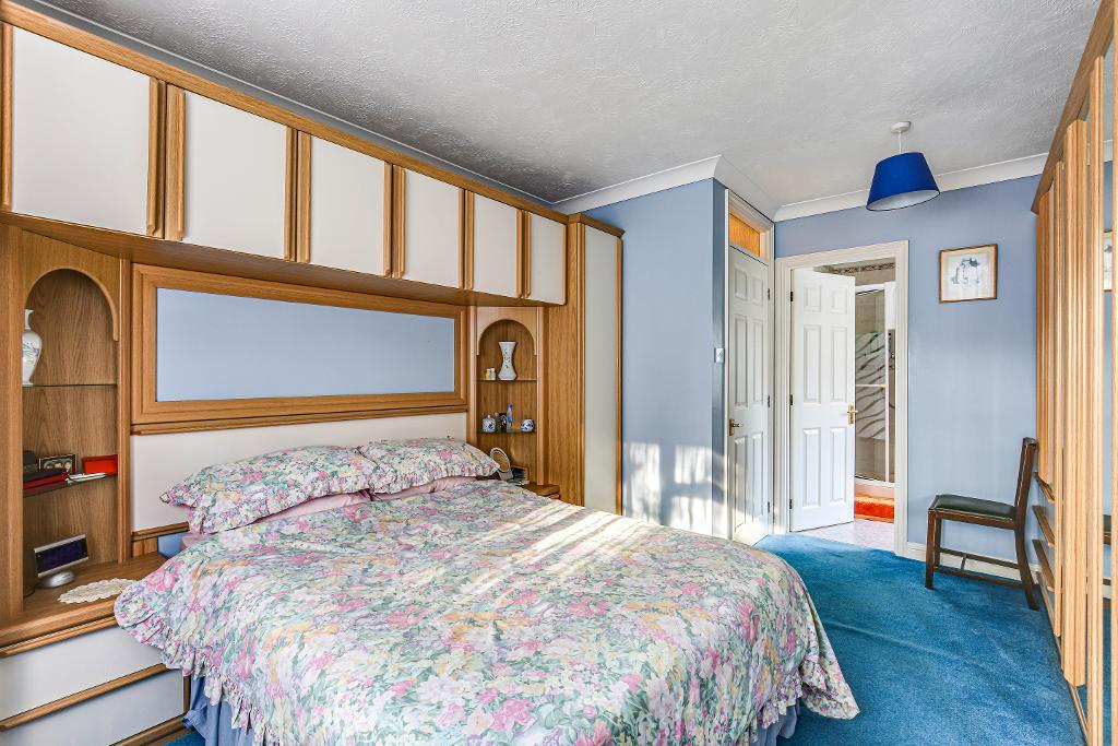 3 Bedroom Detached for Sale in Old Coulsdon, CR5 1SJ