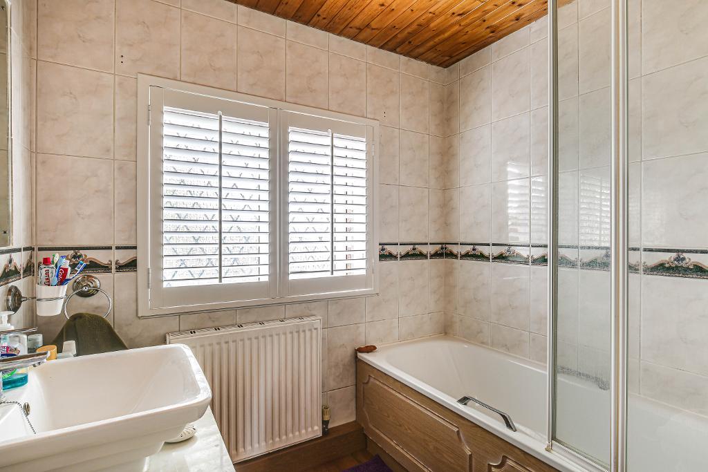 3 Bedroom Semi-Detached for Sale in South Croydon, CR2 9DF