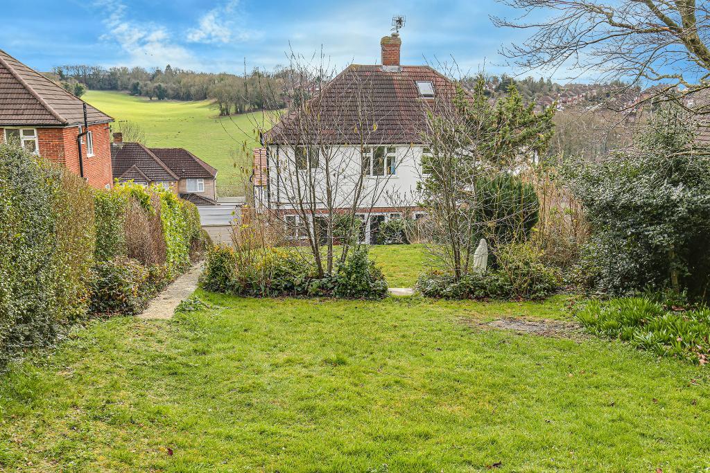 3 Bedroom Semi-Detached for Sale in Sanderstead, CR2 9NQ