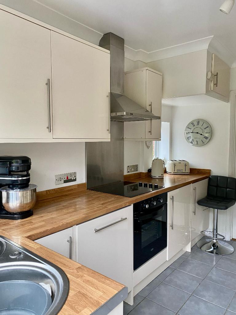 3 Bedroom Semi-Detached for Sale in Sanderstead, CR2 9NQ