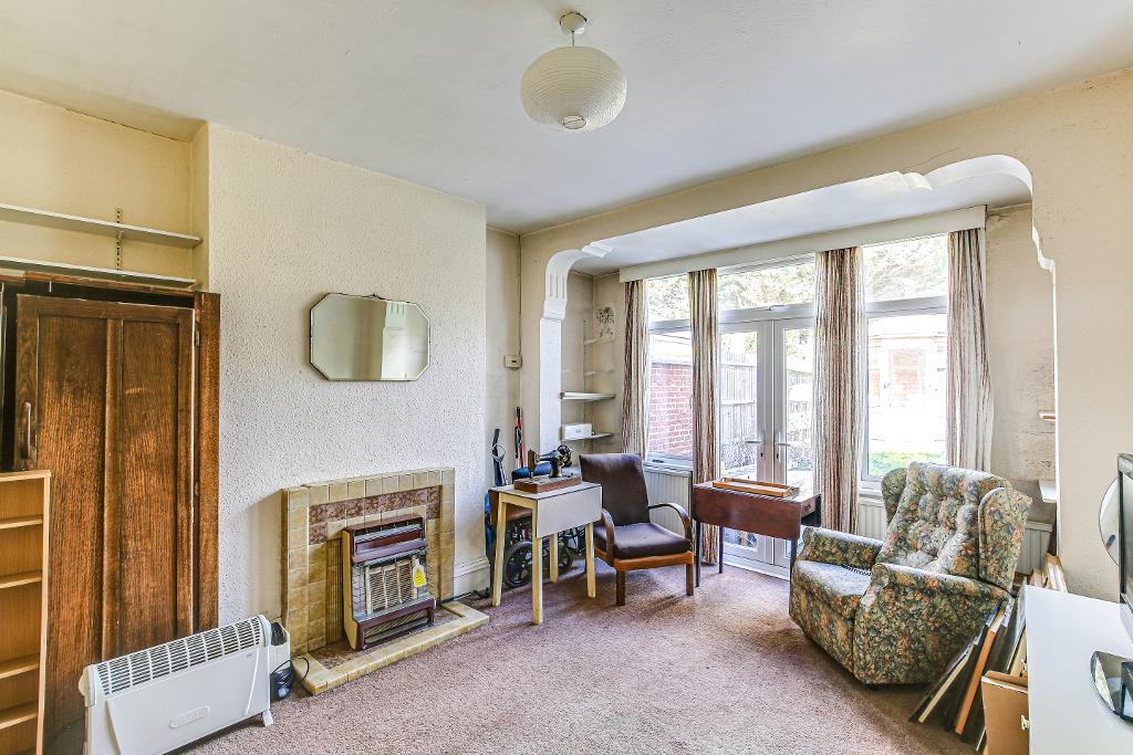 4 Bedroom Semi-Detached for Sale in Sanderstead, CR2 0NW