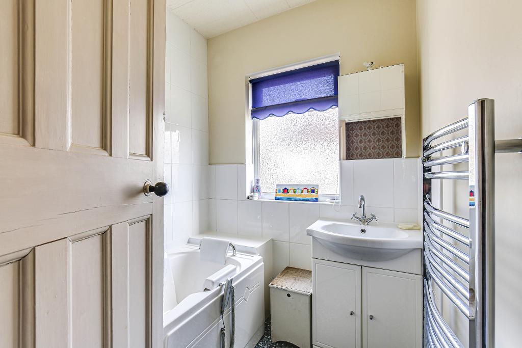 4 Bedroom Semi-Detached for Sale in Sanderstead, CR2 0NW