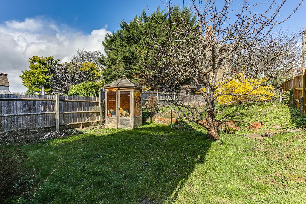 4 Bedroom Semi-Detached for Sale in Sanderstead, CR2 0NW