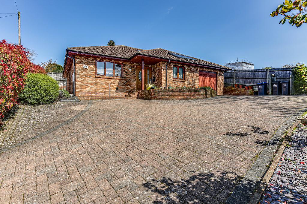 3 Bedroom Detached Bungalow for Sale in South Croydon, CR2 9NN