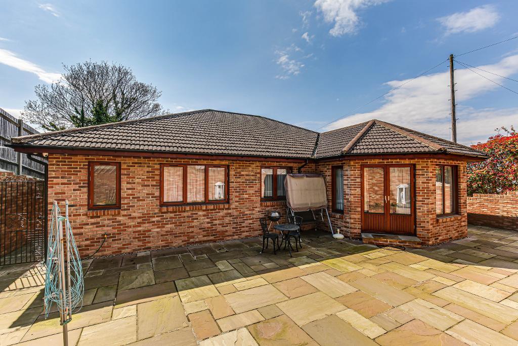 3 Bedroom Detached Bungalow for Sale in South Croydon, CR2 9NN