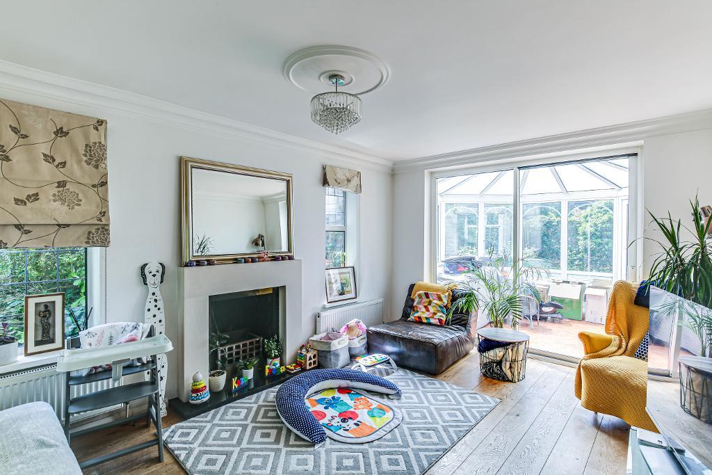 3 Bedroom Detached for Sale in Sanderstead, CR2 8BN