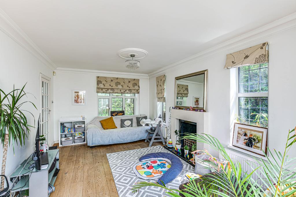 3 Bedroom Detached for Sale in Sanderstead, CR2 8BN