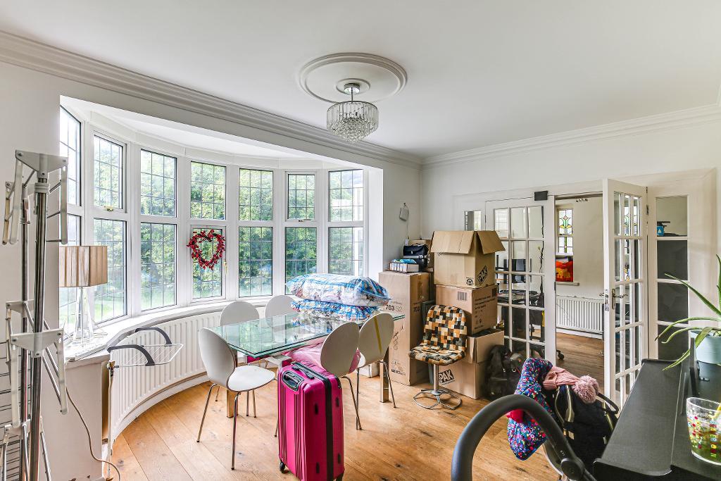 3 Bedroom Detached for Sale in Sanderstead, CR2 8BN