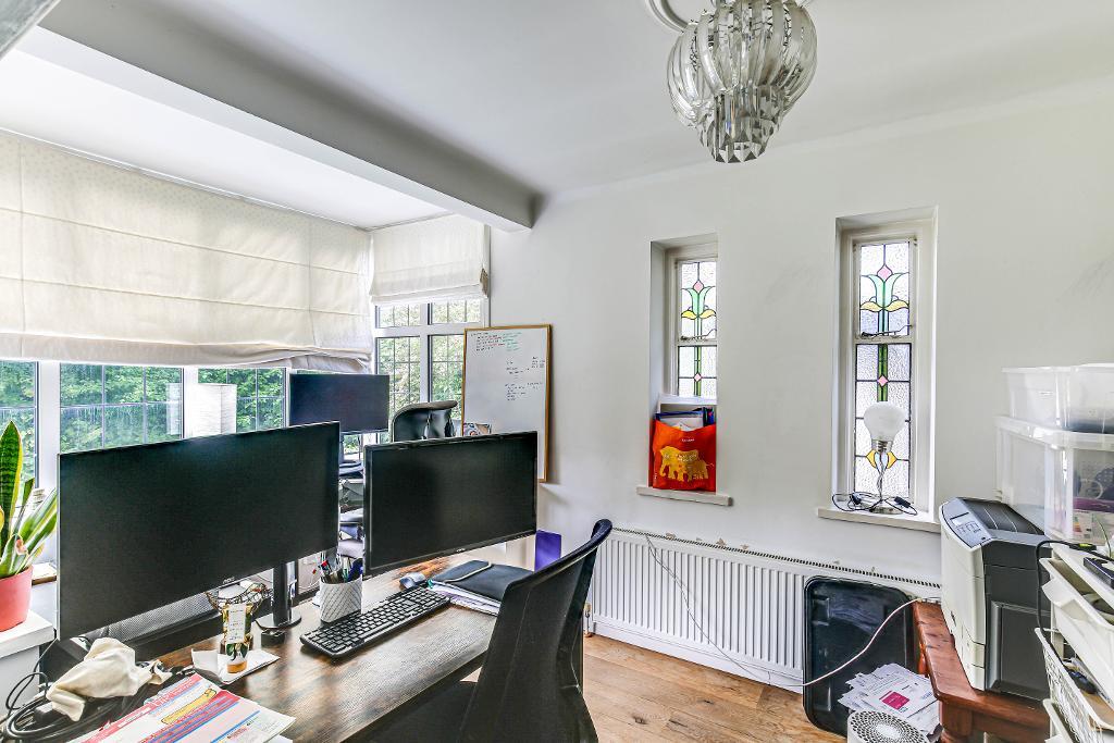 3 Bedroom Detached for Sale in Sanderstead, CR2 8BN