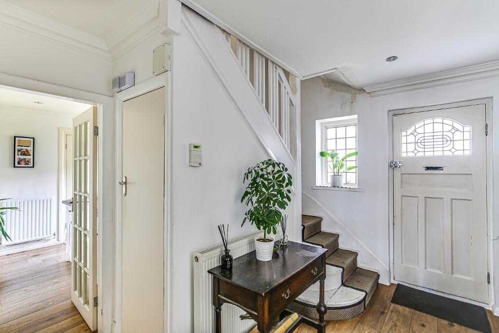 3 Bedroom Detached for Sale in Sanderstead, CR2 8BN