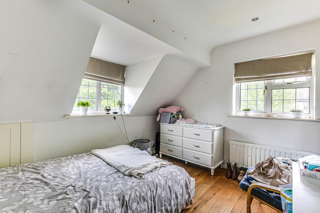 3 Bedroom Detached for Sale in Sanderstead, CR2 8BN