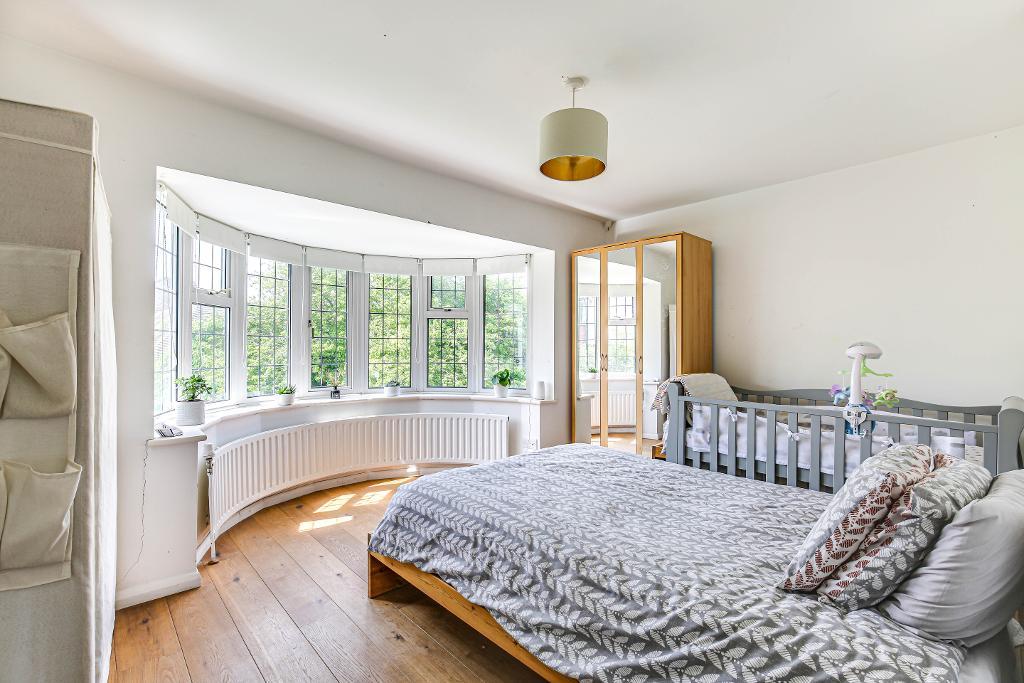 3 Bedroom Detached for Sale in Sanderstead, CR2 8BN