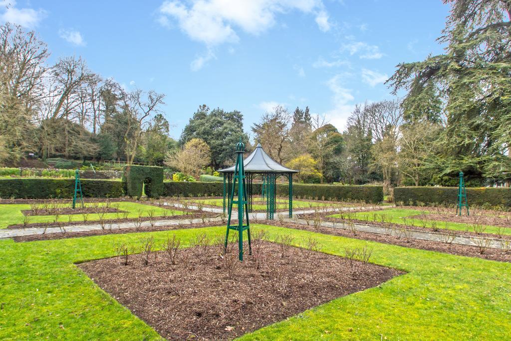 4 Bedroom Semi-Detached for Sale in Sanderstead, CR2 0NW