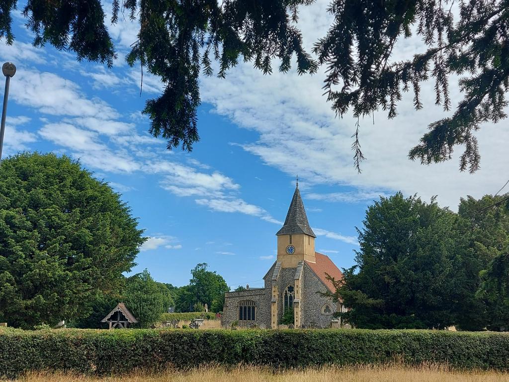 3 Bedroom Detached for Sale in Sanderstead, CR2 8BN