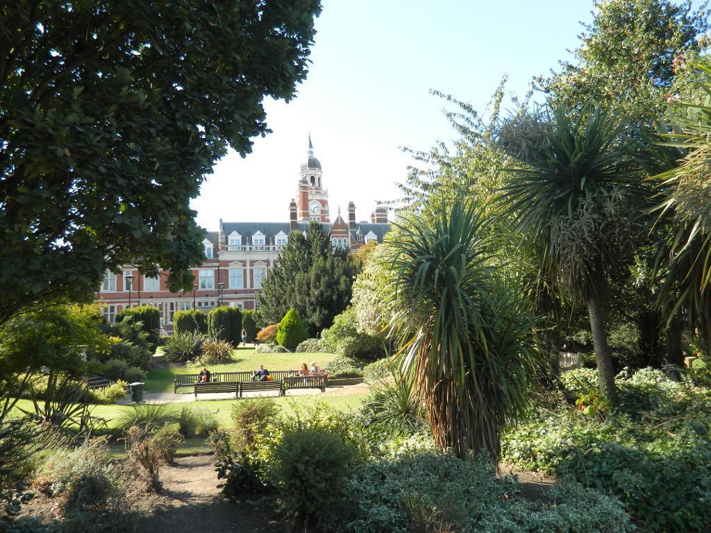 3 Bedroom Detached for Sale in Sanderstead, CR2 8BN