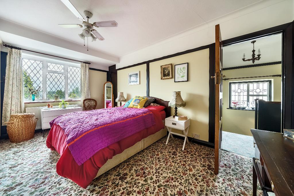3 Bedroom Semi-Detached for Sale in Sanderstead, CR2 9NJ