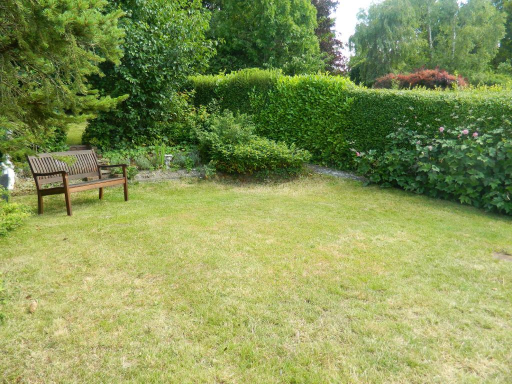 3 Bedroom Semi-Detached for Sale in Sanderstead, CR2 9NQ