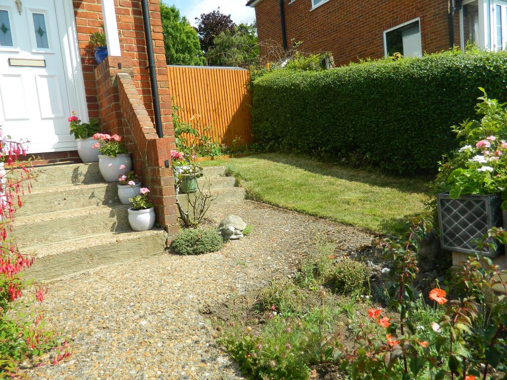 3 Bedroom Semi-Detached for Sale in Sanderstead, CR2 9NQ