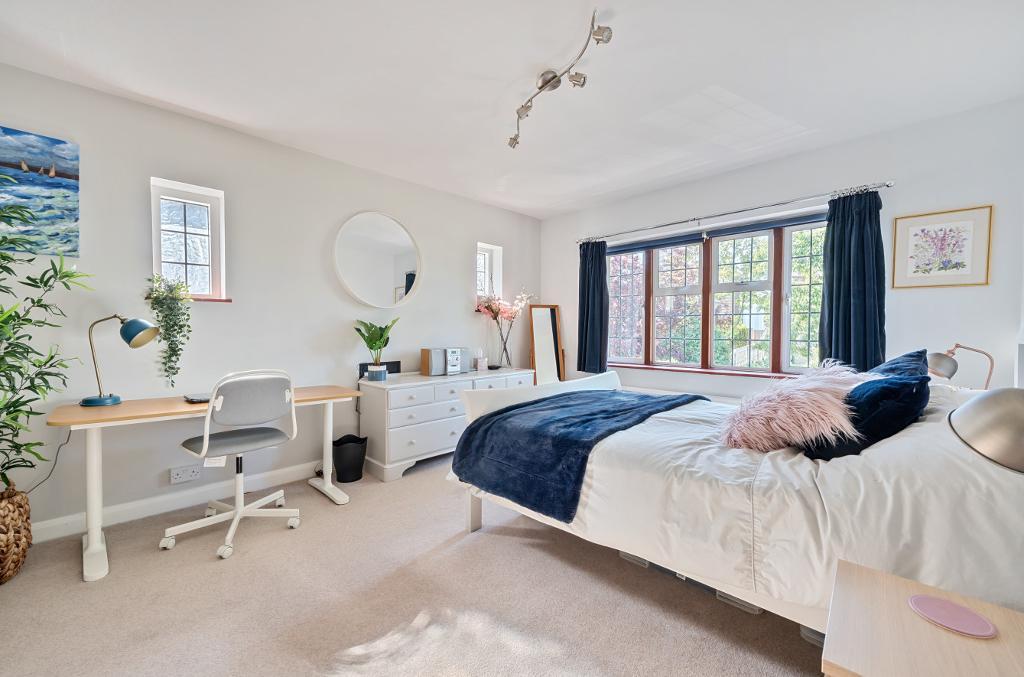 5 Bedroom Detached for Sale in South Croydon, CR2 9JE