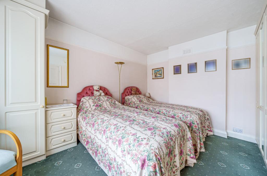 4 Bedroom Detached for Sale in South Croydon, CR2 0JQ