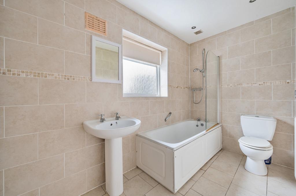 4 Bedroom Detached for Sale in South Croydon, CR2 9LD