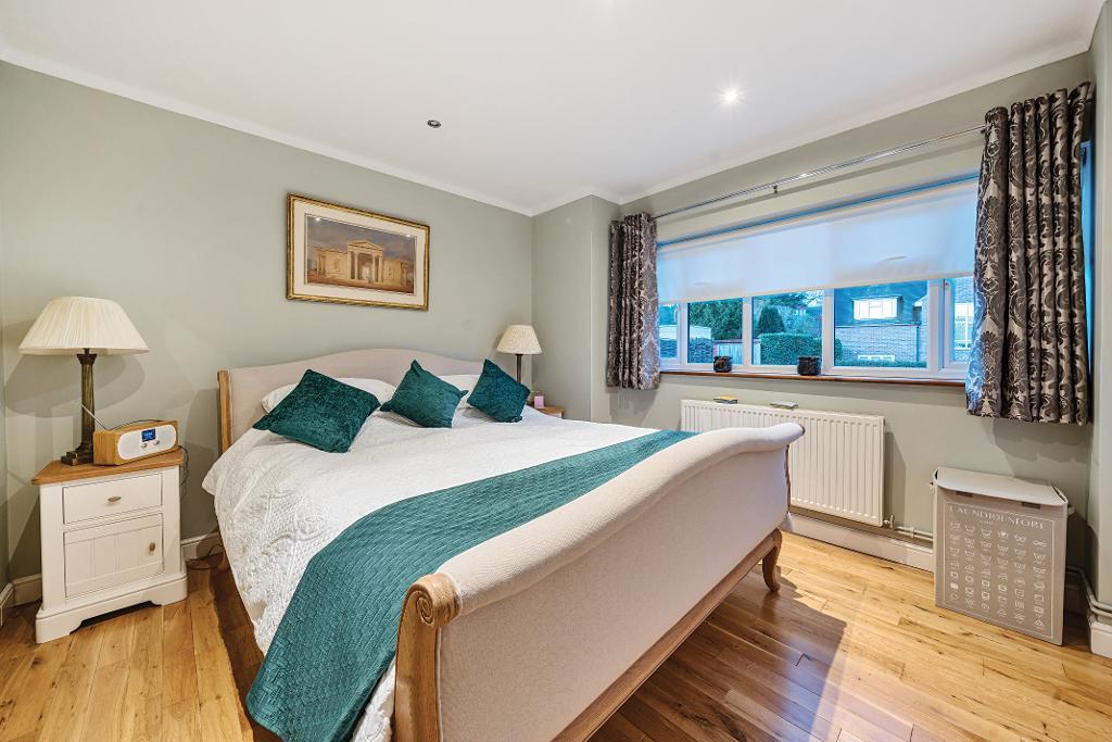2 Bedroom Detached Bungalow for Sale in Selsdon, CR2 8RJ