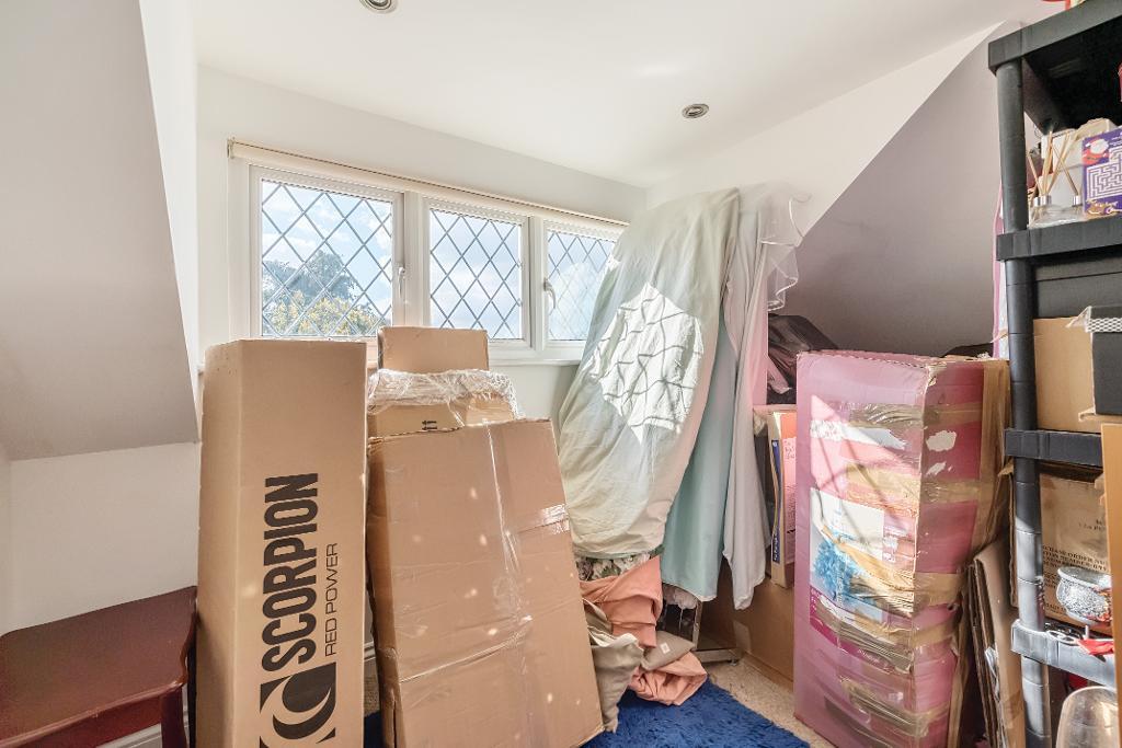 5 Bedroom Detached for Sale in Sanderstead, CR2 9HQ