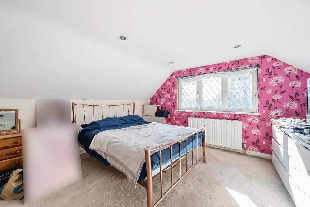 5 Bedroom Detached for Sale in Sanderstead, CR2 9HQ