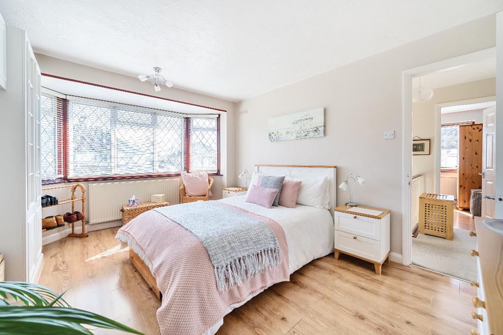 4 Bedroom Detached for Sale in Sanderstead, CR2 9JB