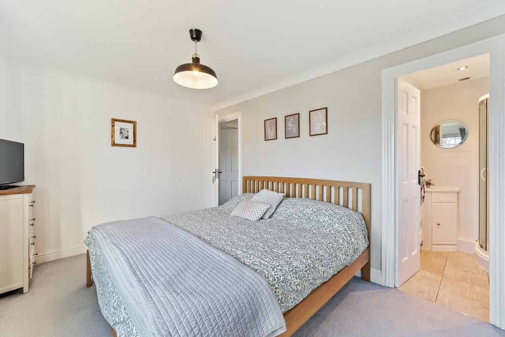 3 Bedroom Detached for Sale in South Croydon, CR2 0RS