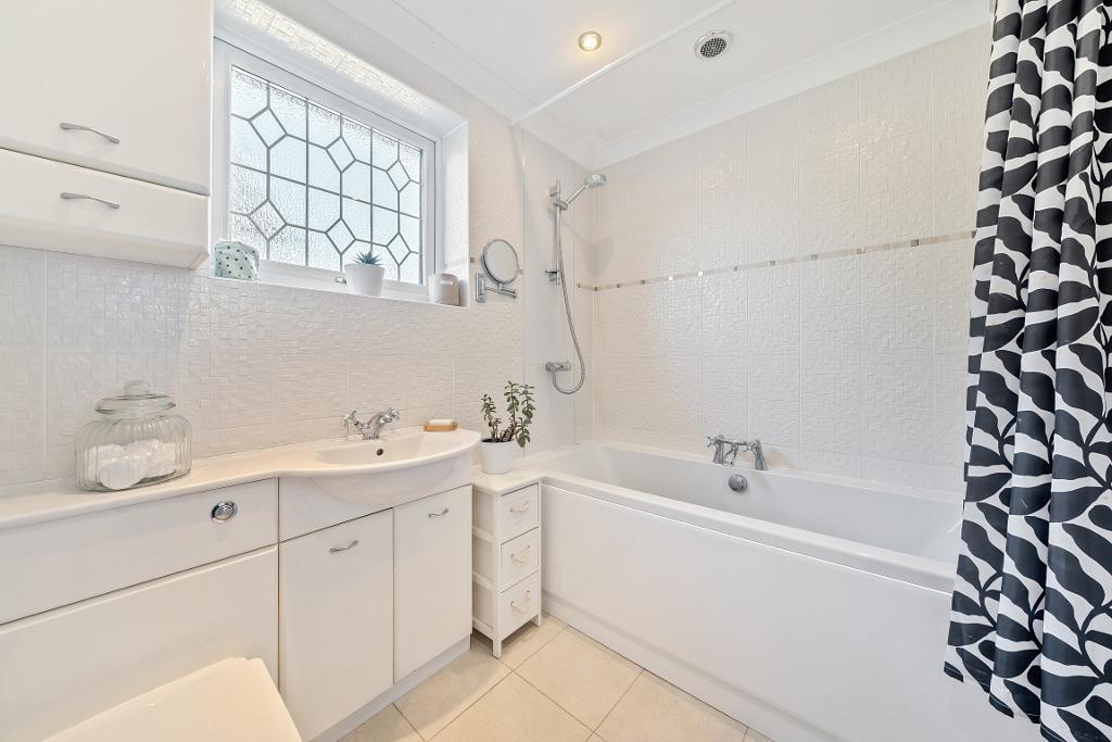 3 Bedroom Detached for Sale in South Croydon, CR2 0RS