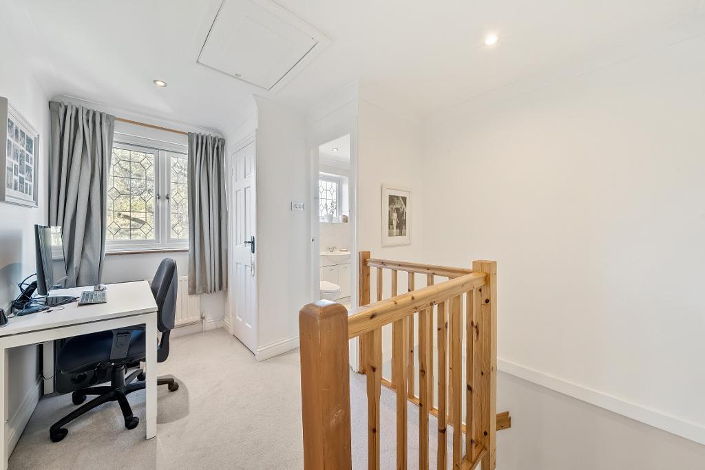 3 Bedroom Detached for Sale in South Croydon, CR2 0RS