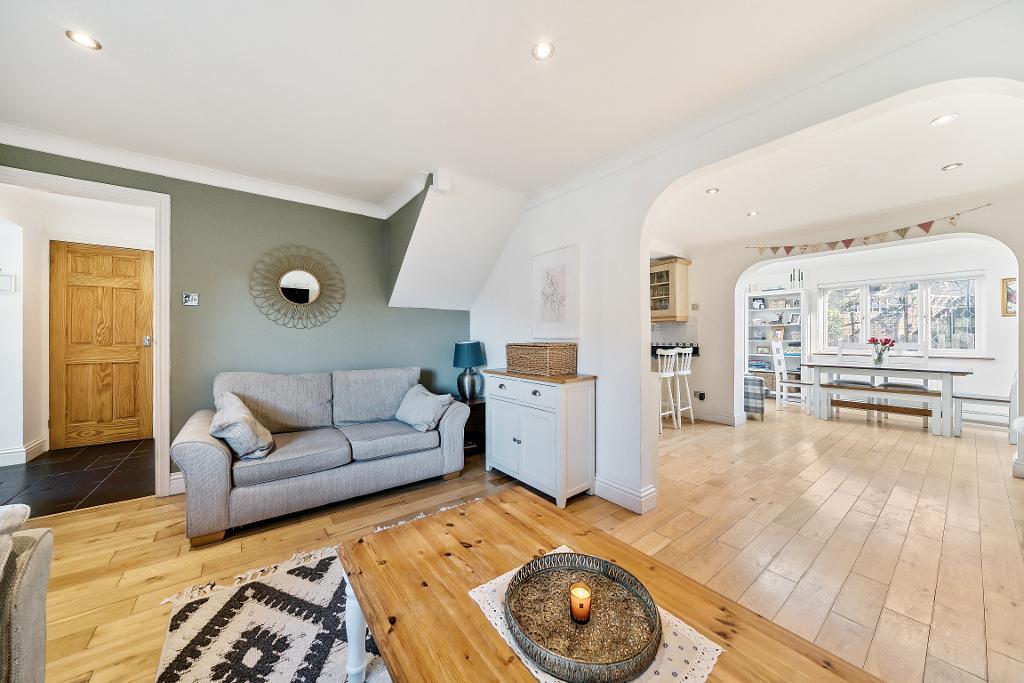 3 Bedroom Detached for Sale in South Croydon, CR2 0RS