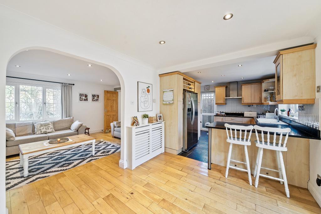 3 Bedroom Detached for Sale in South Croydon, CR2 0RS