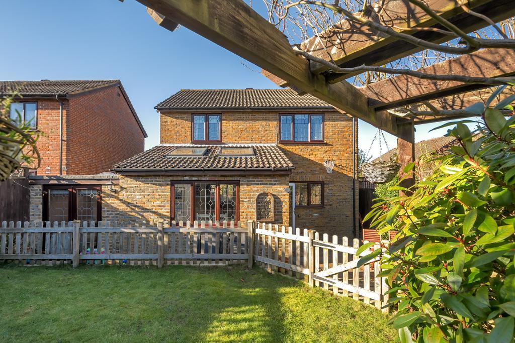 3 Bedroom Detached for Sale in South Croydon, CR2 0RS