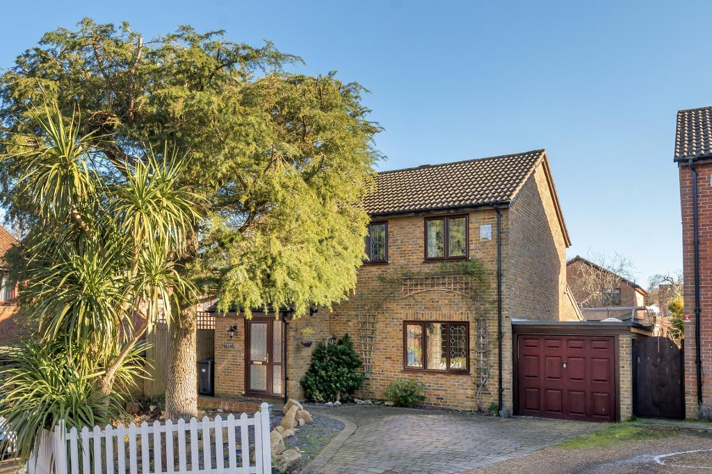 3 Bedroom Detached for Sale in South Croydon, CR2 0RS
