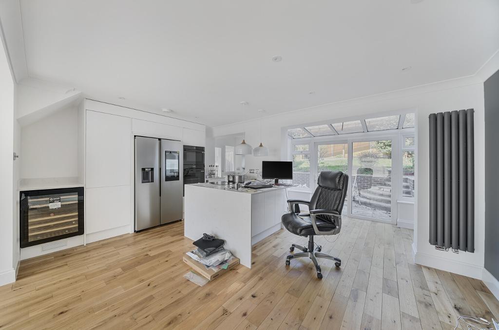 3 Bedroom Semi-Detached for Sale in Selsdon Vale, CR2 8PX