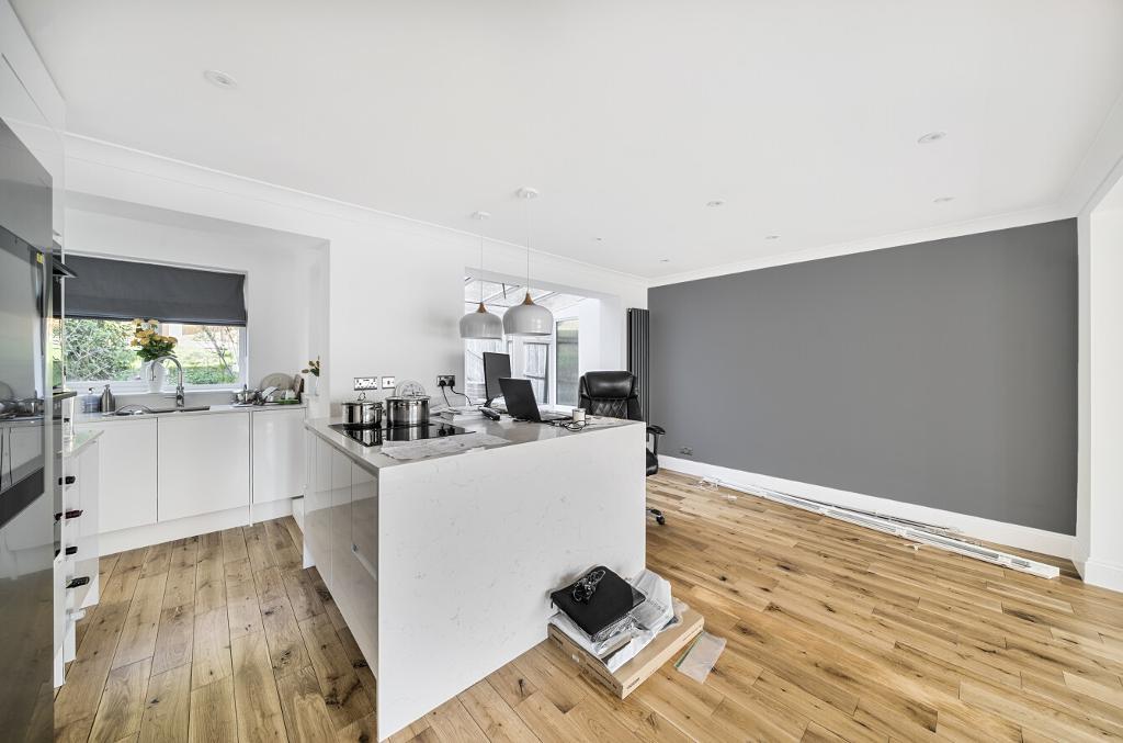 3 Bedroom Semi-Detached for Sale in Selsdon Vale, CR2 8PX
