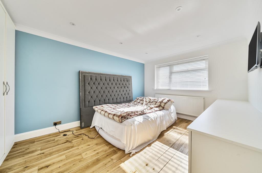 3 Bedroom Semi-Detached for Sale in Selsdon Vale, CR2 8PX