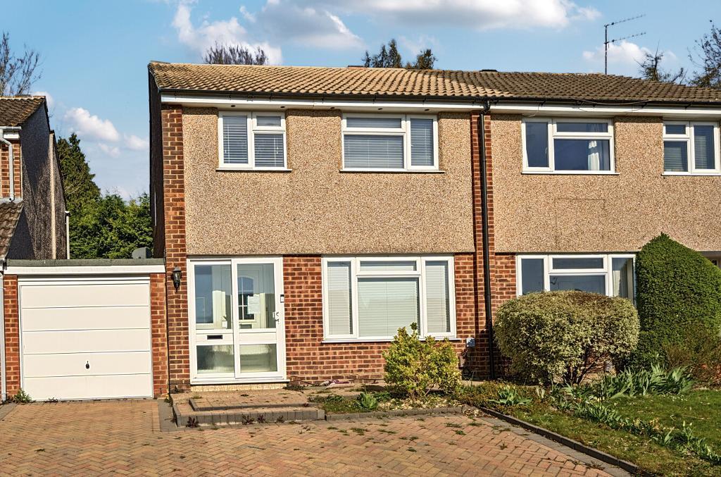 3 Bedroom Semi-Detached for Sale in Selsdon Vale, CR2 8PX