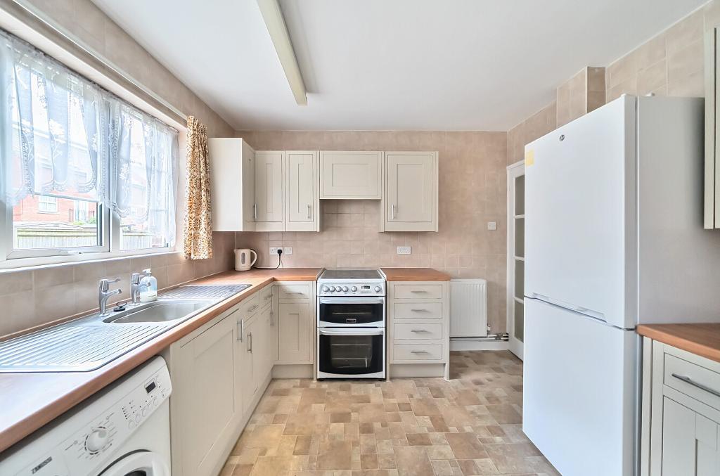 2 Bedroom Maisonette for Sale in South Croydon, CR2 7BD