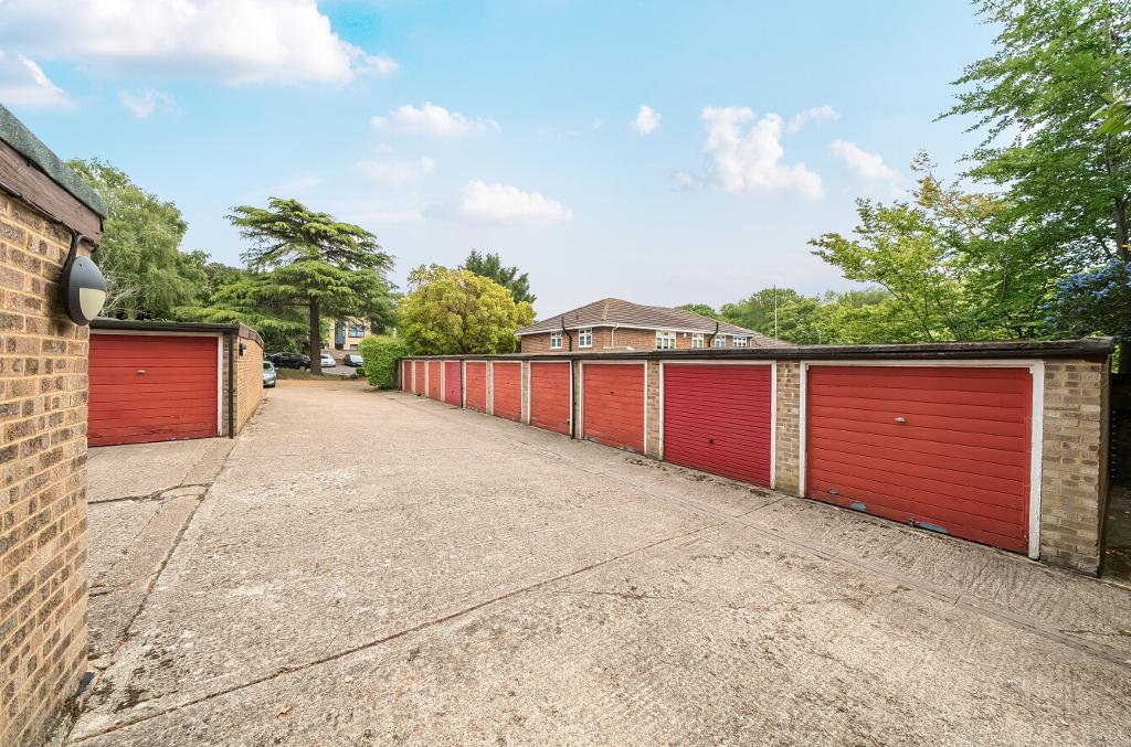 2 Bedroom Flat for Sale in Sanderstead, CR2 0NT