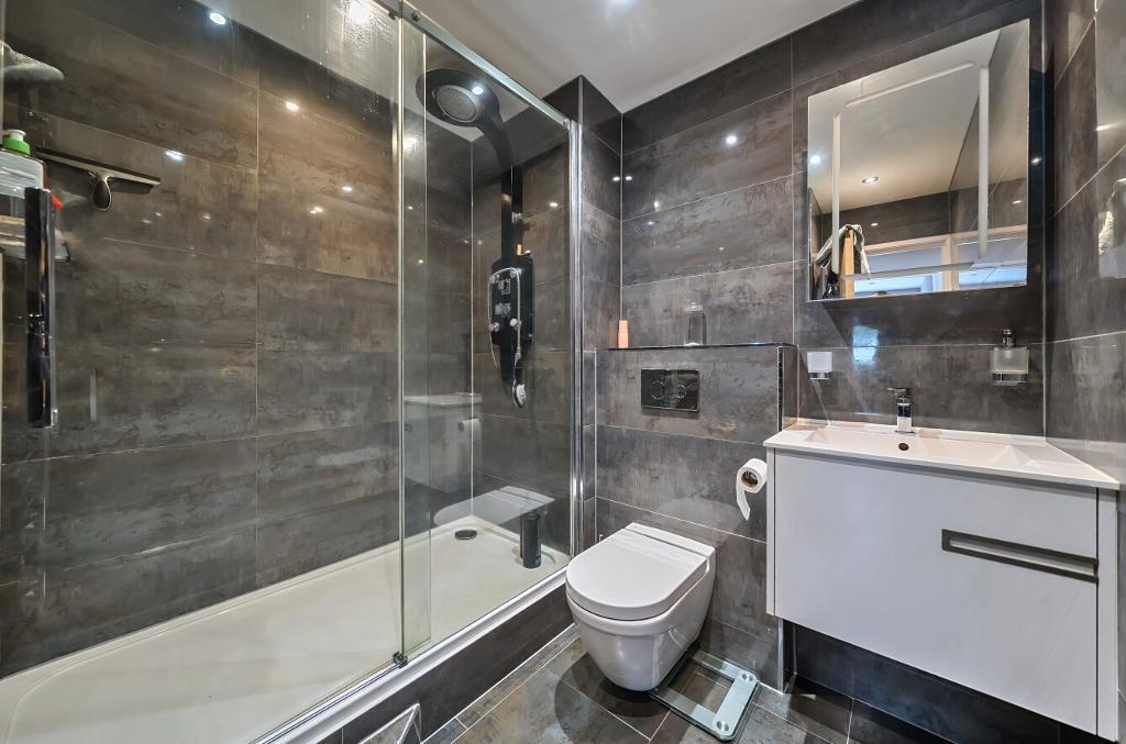 2 Bedroom Flat for Sale in Sanderstead, CR2 0NT
