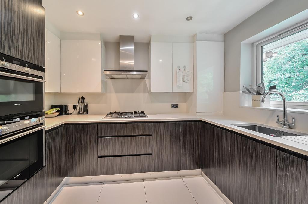 2 Bedroom Flat for Sale in Sanderstead, CR2 0NT