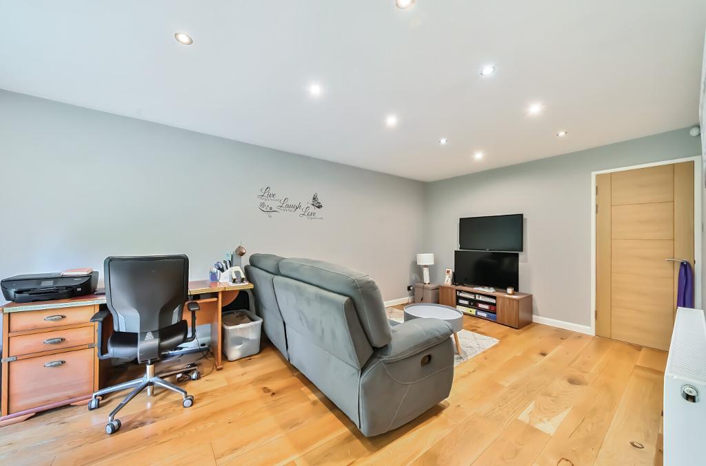 2 Bedroom Flat for Sale in Sanderstead, CR2 0NT
