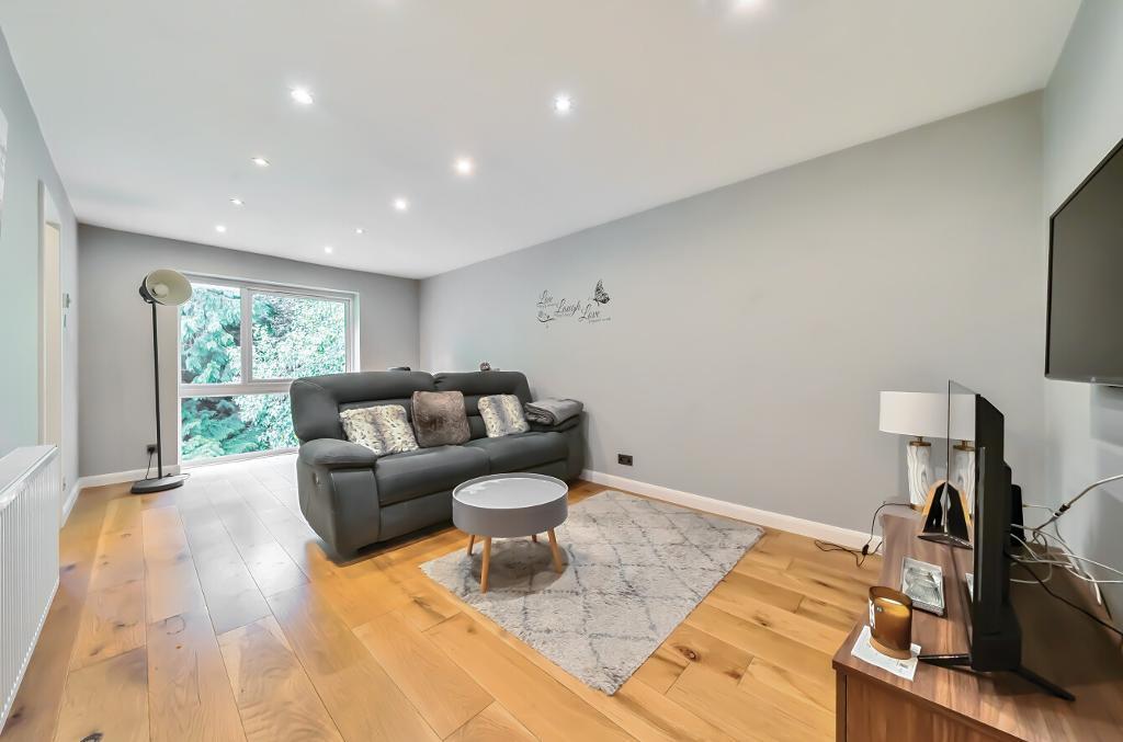2 Bedroom Flat for Sale in Sanderstead, CR2 0NT