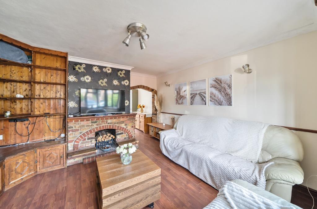 4 Bedroom Semi-Detached for Sale in Sanderstead, CR2 9DY