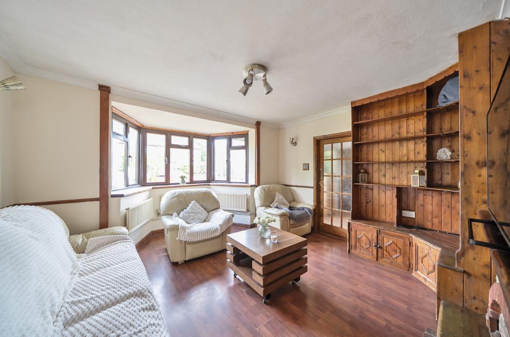 4 Bedroom Semi-Detached for Sale in Sanderstead, CR2 9DY