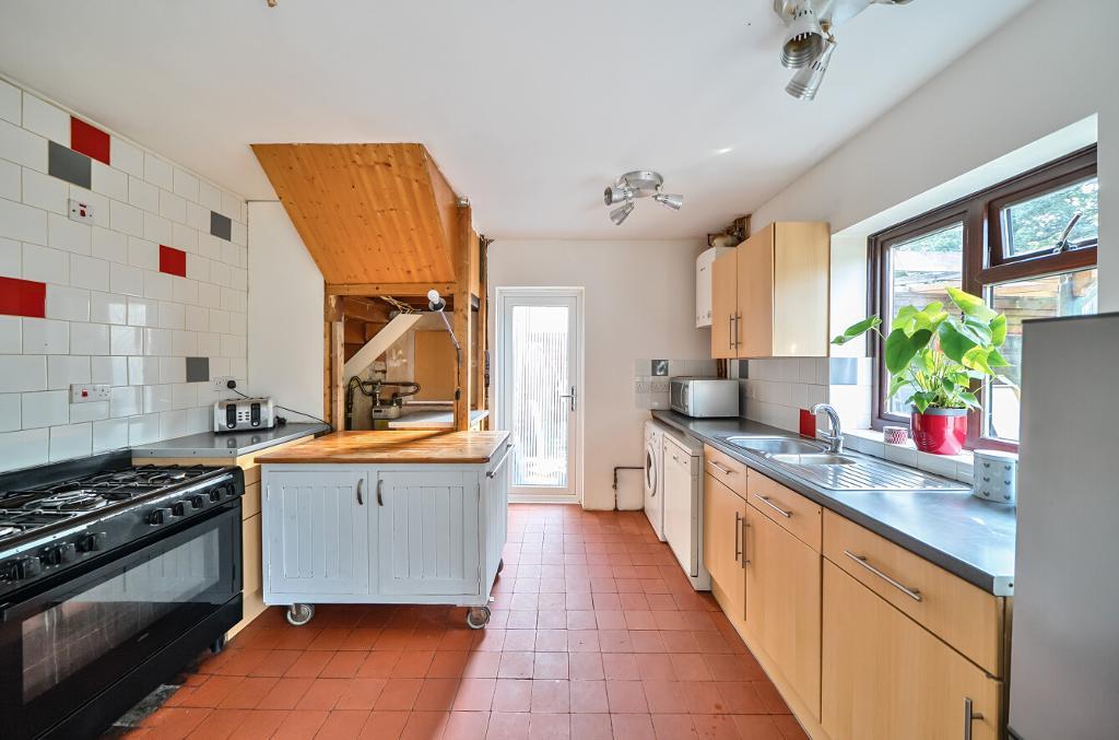 4 Bedroom Semi-Detached for Sale in Sanderstead, CR2 9DY