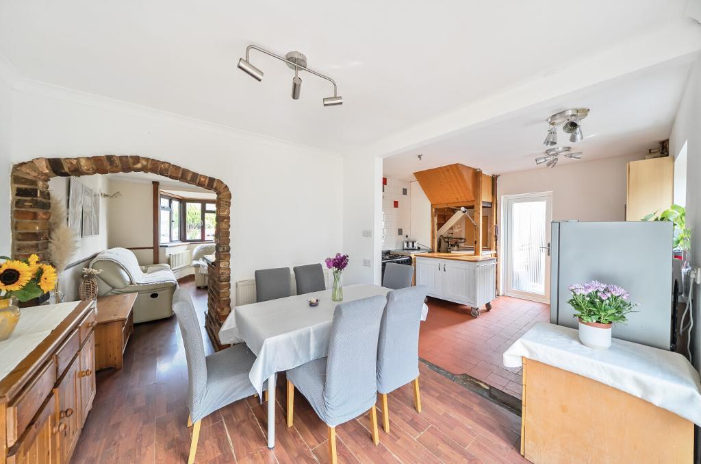 4 Bedroom Semi-Detached for Sale in Sanderstead, CR2 9DY